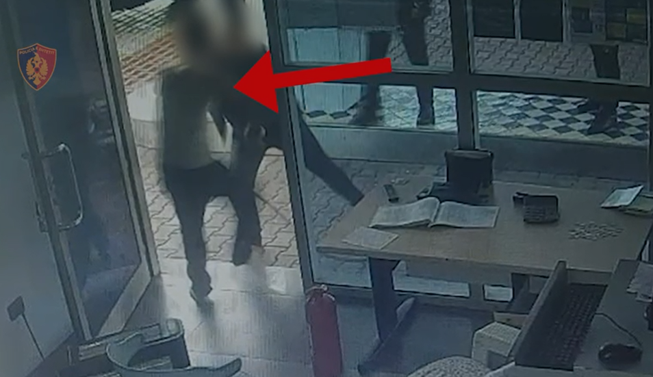 Plagosi me thikë një person dhe tentoi të digjte dy të tjerë, arrestohet 45-vjeçari në Kavajë (VIDEO)