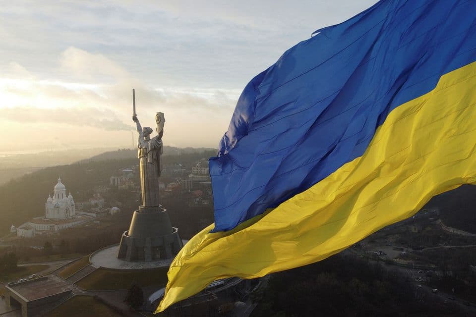 “Nuk kemi frikë nga askush!” Ukrainasit ngrenë flamuj për të sfiduar frikën e pushtimit rus