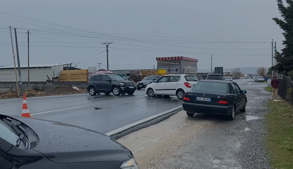 Përplasen dy makina në Lezhë, plagoset një person