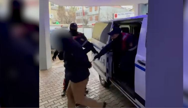 Vuri tritol në një ndërtesë në Shëngjin, e kap “Eksplozivi”/ Emri