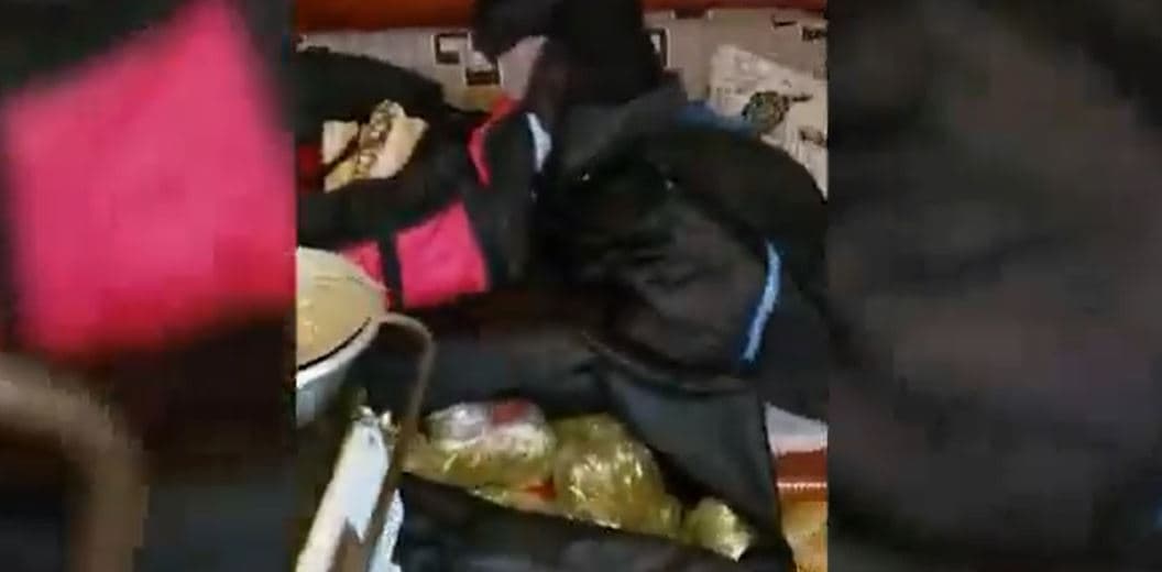 Video/ Prodhonin dhe trafikonin drogë drejt Greqisë, arrestohen tre persona në Korçë