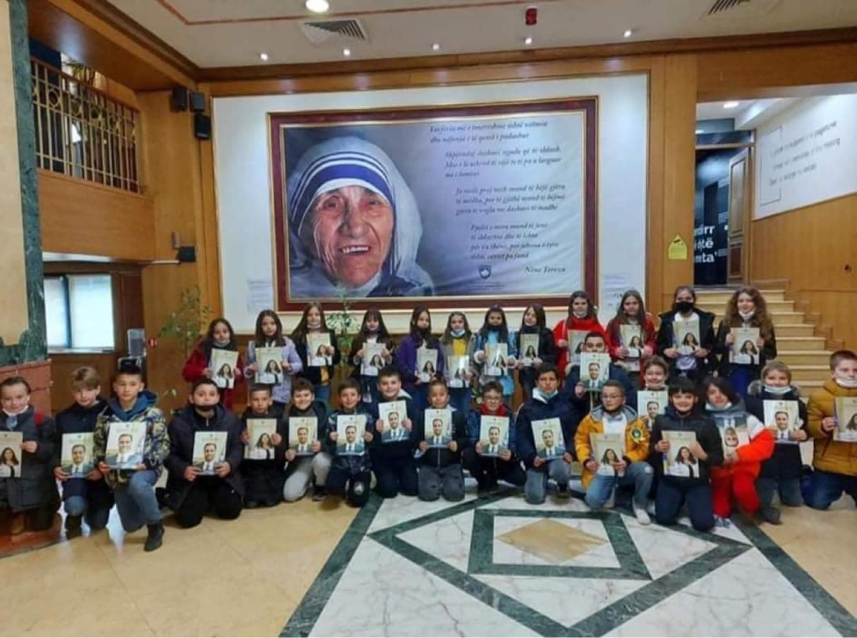 Fëmijët mbajtën fotot e Osmanit e Konjufcës në duar/ Distancohet Kuvendi: Nuk e kemi ditur
