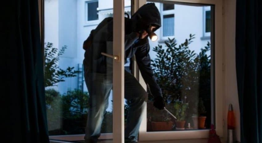 Vodhën pajisje me vlerë 5000 euro, tre të arrestuar në Elbasan