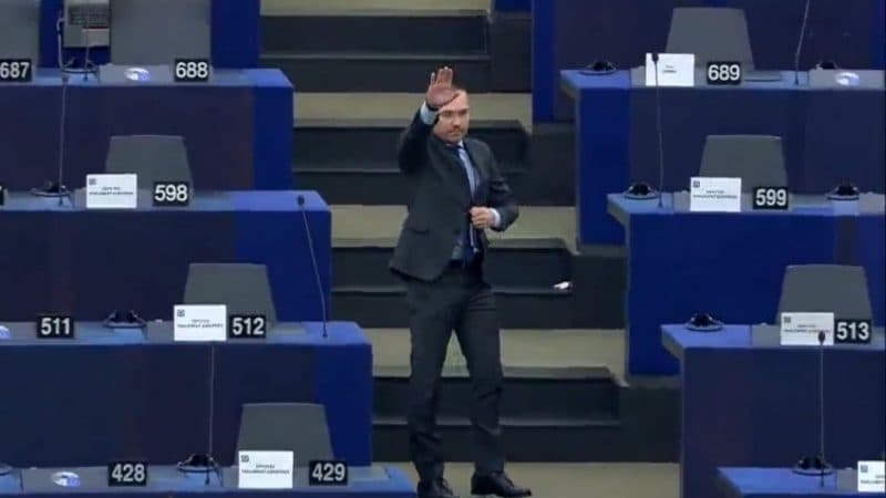 Deputeti bullgar përshëndetje naziste në Parlamentin Europian /VIDEO