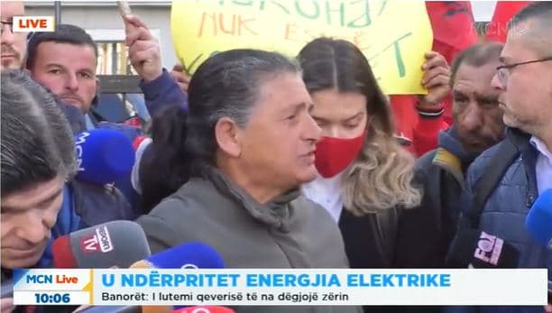 Qytetarë të Kavajës në protestë: Kemi një muaj pa energji elektrike, fëmijët po mbushin spitalet (VIDEO) 