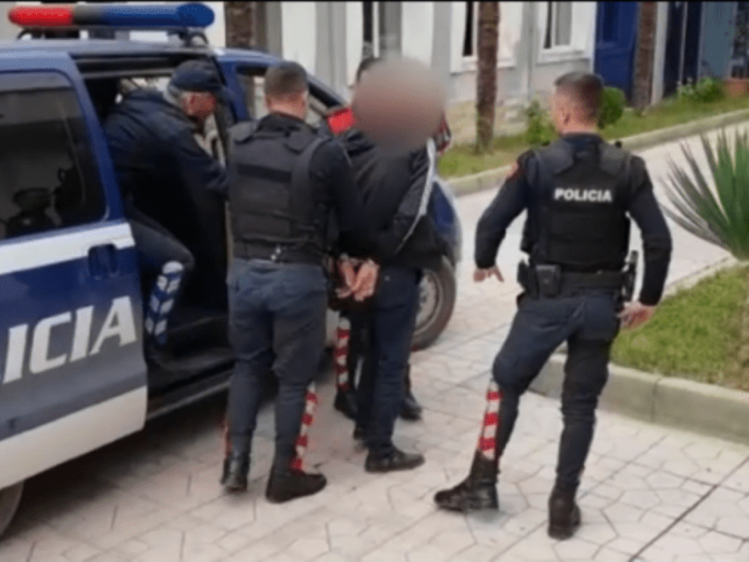 Sherr për pronat/ Dy persona përleshen me grushte dhe sende të forta, arrestohen nga policia  