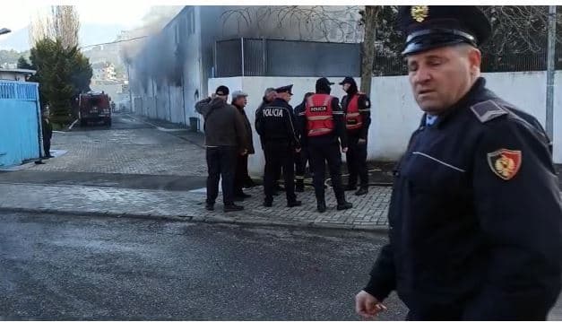 Video/ Përfshihet nga zjarri fabrika e peshkut në Lezhë, zjarrfikësi bllokohet nga tymi