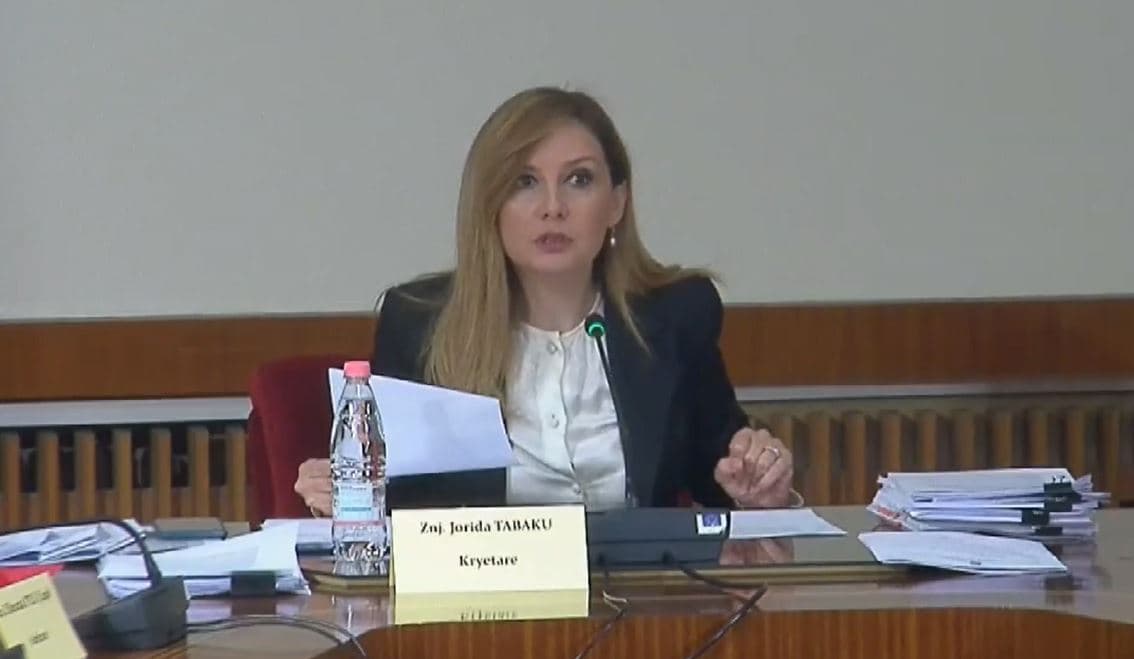 Administratorja e Inceneratorit të Tiranës s'paraqitet në Komision, Tabaku: Njoftojeni, nëse refuzon silleni me forcë
