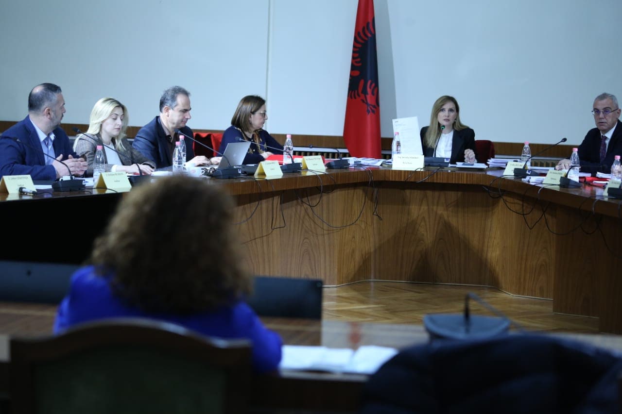 Sekretarja e ministrisë dëshmon për inceneratorin e Fierit/ Tabaku: Po bëni pagesa për një vepër penale?!