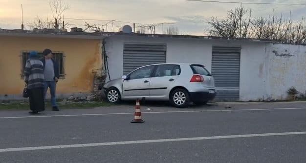 Del nga rruga makina në Shkodër, plagosen 4 pjesëtarë të një familje