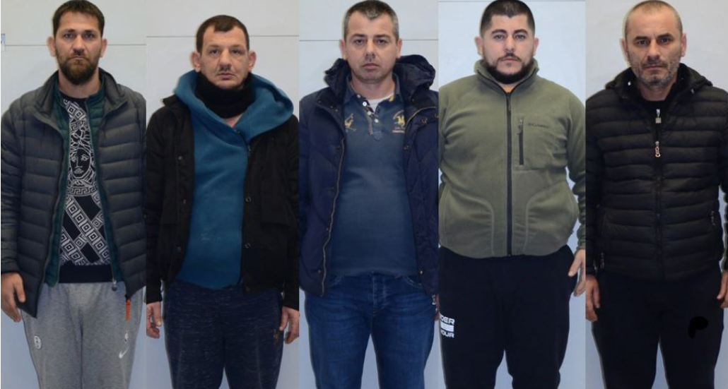 Vidhnin në mjetet e transportit publik, policia greke arreston disa shqiptarë