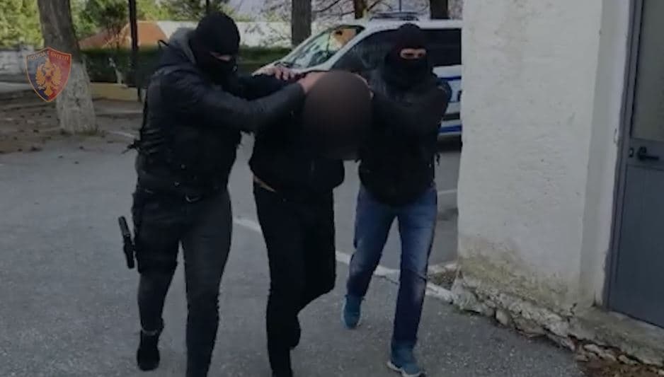 U kap me dy automatikë dhe një pistoletë, në pranga 34-vjeçari nga Tropoja