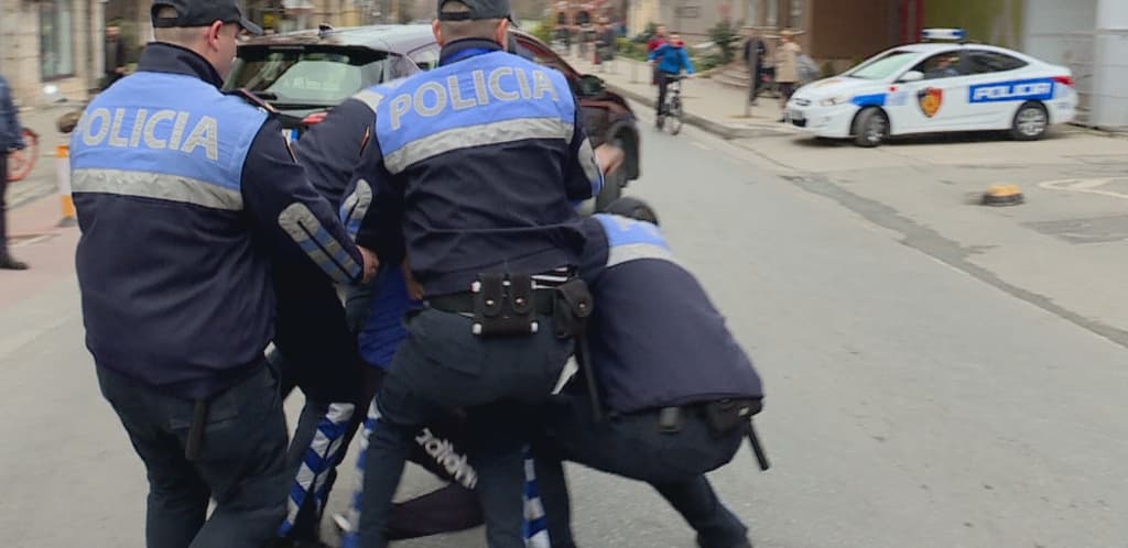 Në kërkim për kultivim narkotikësh e shkatërrim prone, arrestohet 39-vjeçari