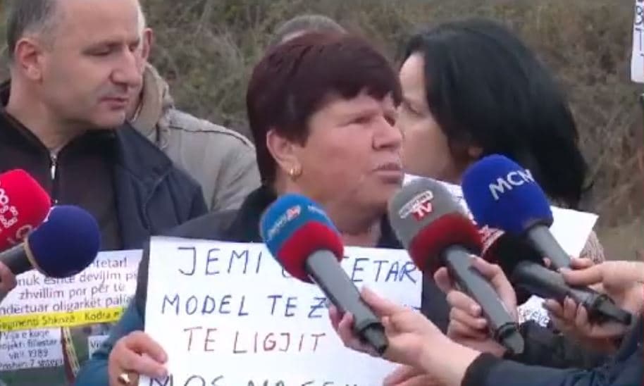 Banorë të “Kodrës së Priftit” në protestë: Peshku i madh do të ngrejë pallate e vila!