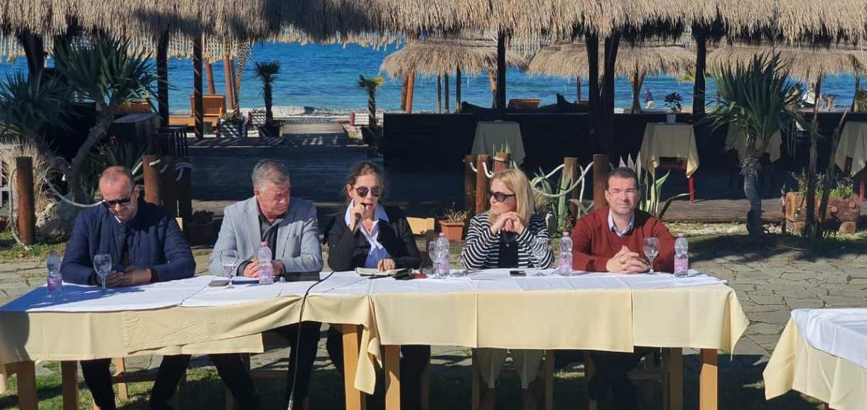 Kumbaro mbledh komitetin e turizmit, në fokus menaxhimi i mbetejeve dhe stacioneve të plazhimit