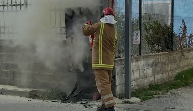 Video/ Zjarr në një kabinë elektrike në Fier, alarmohen banorët