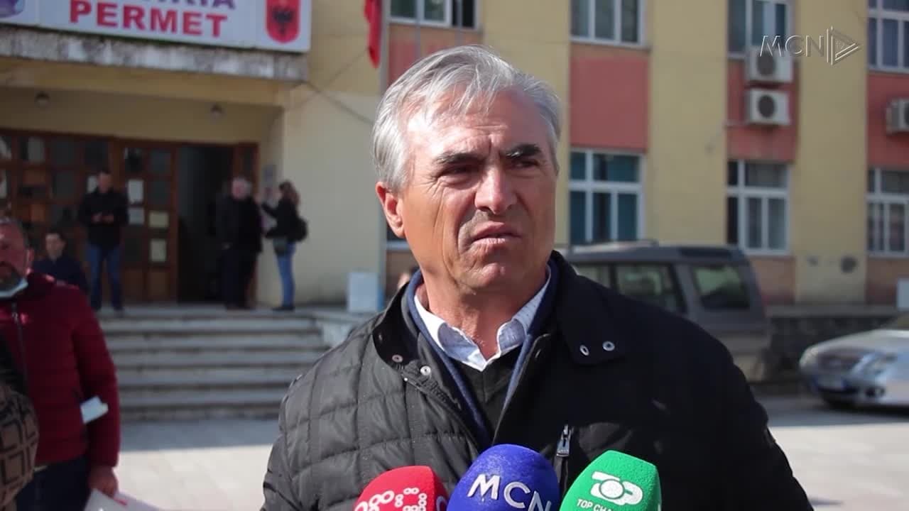 Fermerë e blegtorë protestojnë në Përmet (VIDEO)