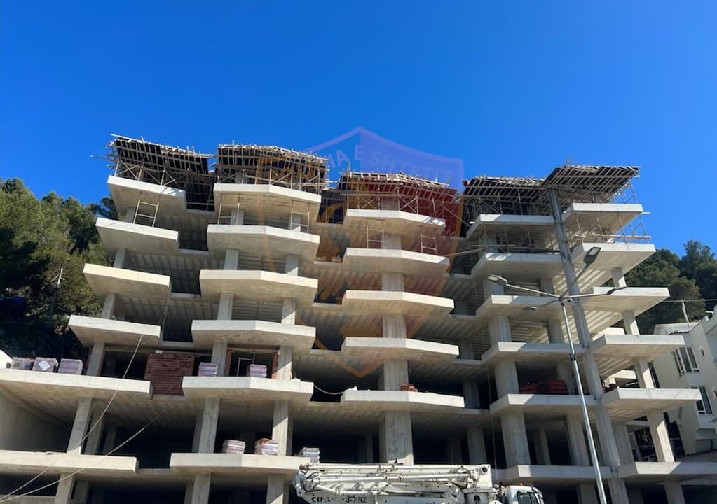 Arrestohet drejtoresha e IMT Sarandë, "mbylli sytë" për një pallat 7 katësh pa leje