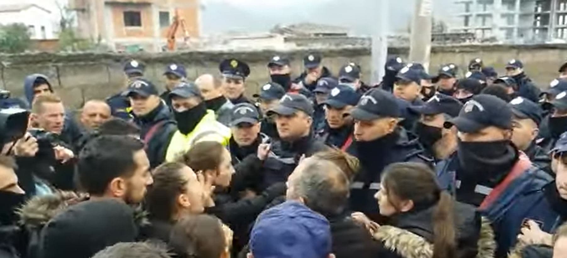 Nis shembja e banesave tek “5 Maji”, përplasje mes banorëve dhe policisë (VIDEO)
