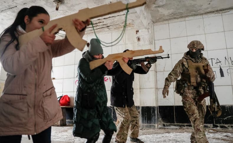 Ukraina vendos: Qytetarët kanë të drejtë të mbajnë armë zjarri