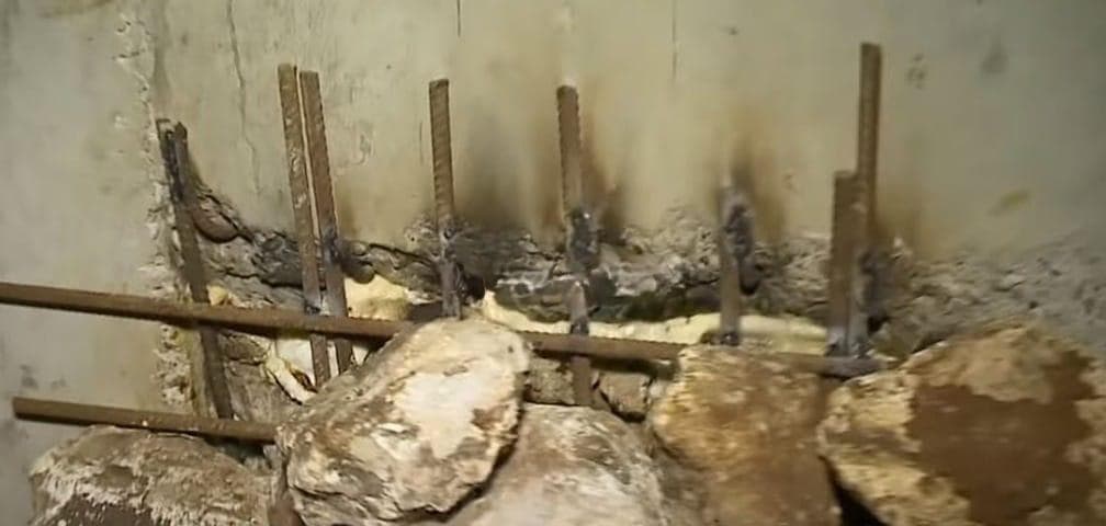 Me jelekë fosforeshentë gërmuan për hapjen e tunelit, pamjet nga plani i grabitjes së bankës në Tiranë