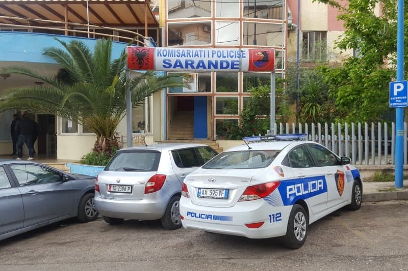 U kap me ekstazi dhe thikë, arrestohet shtetasja amerikane në Sarandë