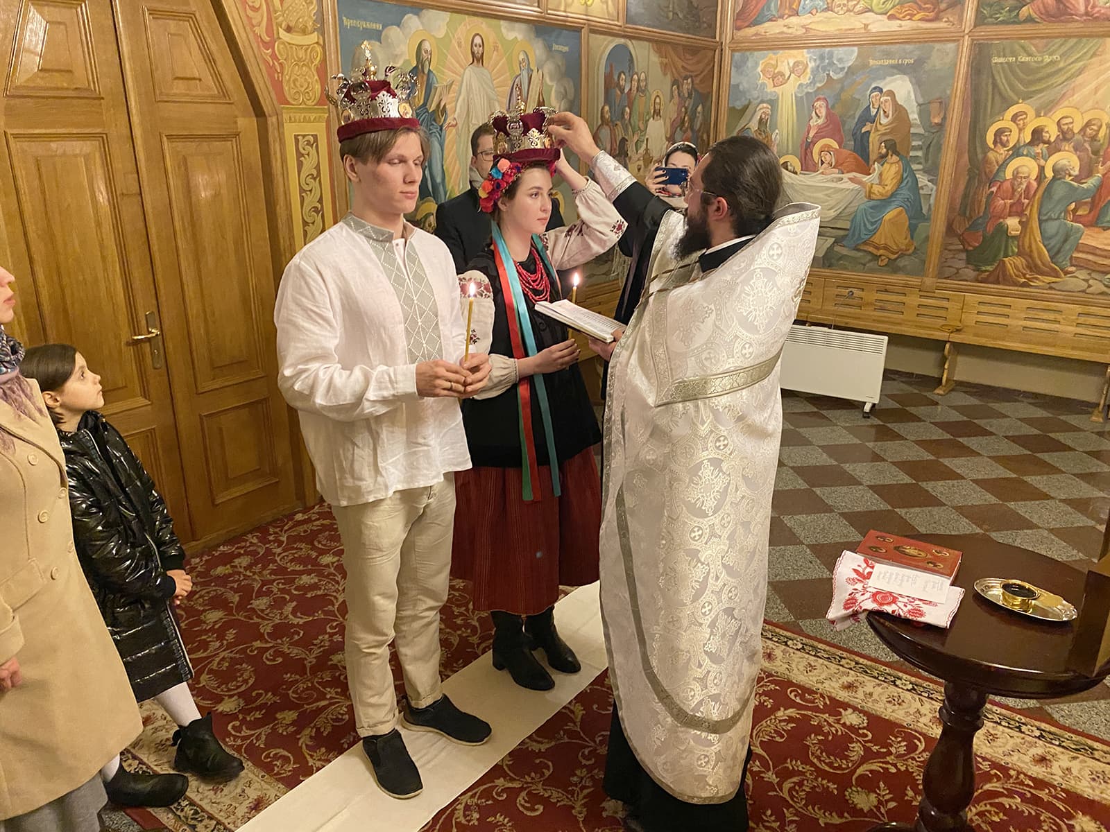 Ukrainë, çifti i ri martohet në ditën e parë të luftës: Mund të vdesim, donim që të ishim bashkë