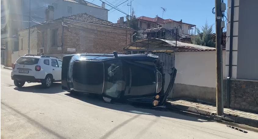 Video/ Humb kontrollin e mjetit, “Benz-i” përfundon përmbys në rrugë