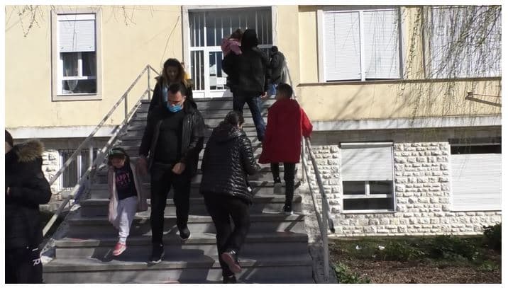 Fluks pacientësh në spitalin e Gjirokastrës, qytetarët: Në Tepelenë dhe Përmet nuk ka mjekë (VIDEO)