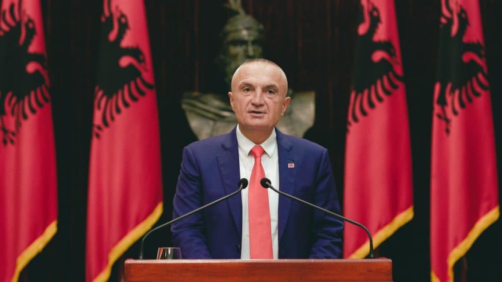 Presidenti Meta dekreton me shpallje tre ligje