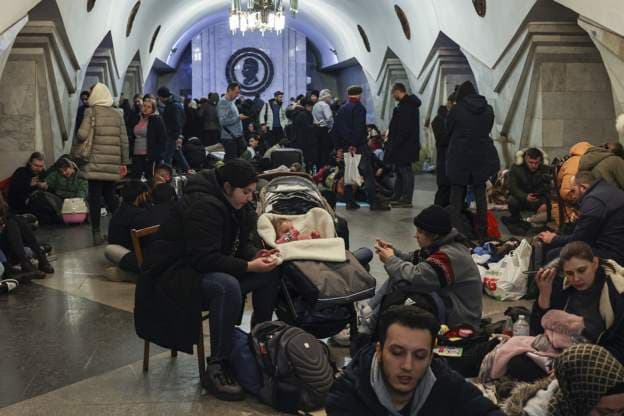 Foto/ Sulmet ruse, banorët e Ukrainës strehohen në stacionet e metrosë
