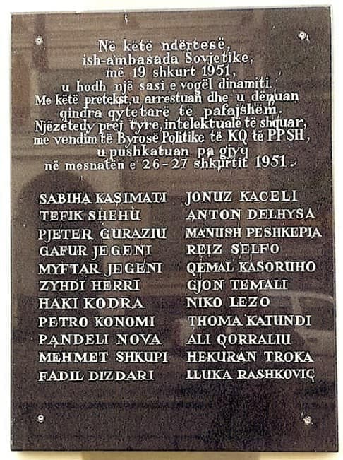  Përkujtohen 22 intelektualët e pushkatuar për shpërthimin në ambasadën sovjetike