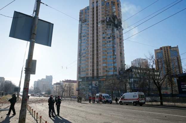 Franca dërgon armë në Ukrainë. Lufta mbërrin në kryeqytet, goditet një pallat