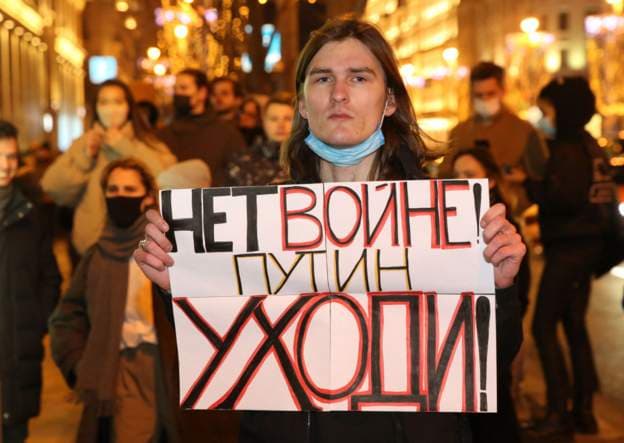 Foto/ “Jo luftës”, qytetarët rusë protestojnë kundër sulmit ndaj Ukrainës