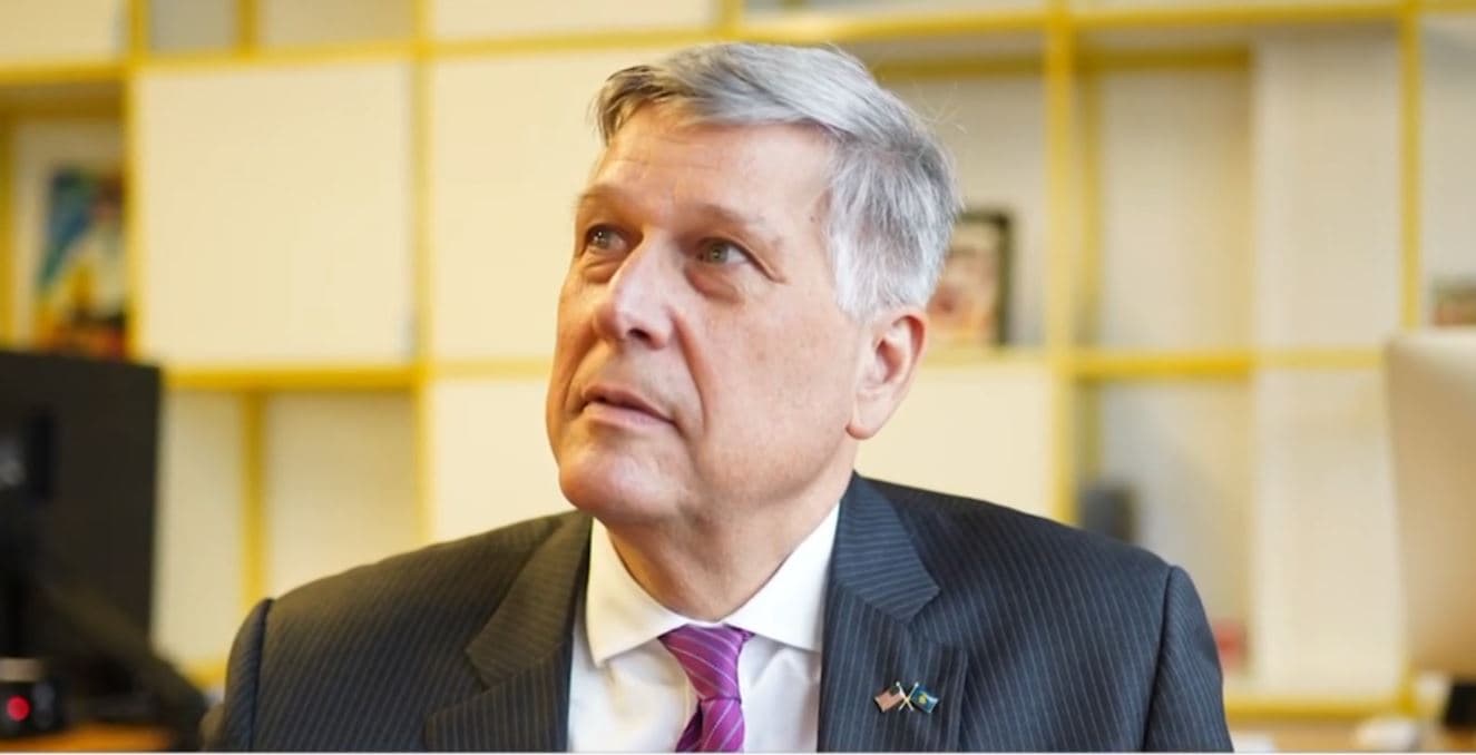 Qëndrimi mbi Ukrainën/ Ish-ambasadori i SHBA: Vuçiçi zgjodhi Putinin para Perëndimit