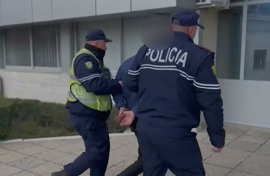 Transportonin emigrantë të paligjshëm/ Arrestohet 32-vjeçari, në kërkim 44-vjeçari që braktisi mjetin dhe i shpëtoi policisë