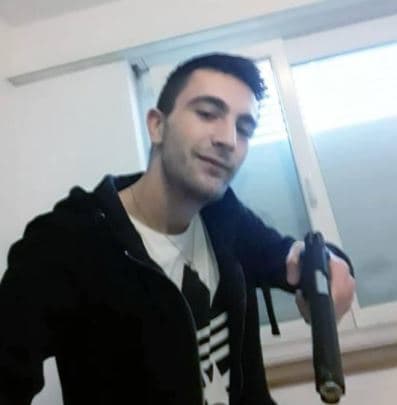 Del fotoja e të dyshuarit për vrasjen e ish-ushtarakut në Vlorë