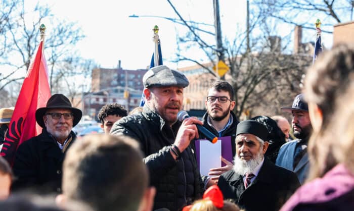 Pezullimi i rrugës me emrin “Fan Noli”, qindra shqiptarë protestojnë në Bronx: Po diskriminohemi!