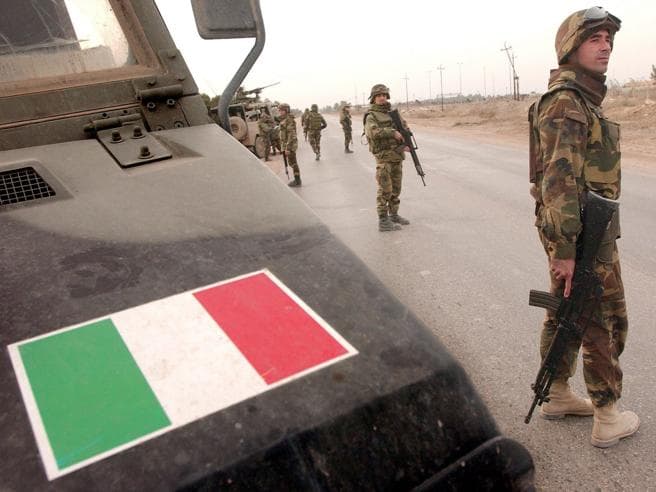 Italia i mbyll hapësirën ajrore Rusisë, dërgon armatime dhe ushtarë në ndihmë të Ukrainës