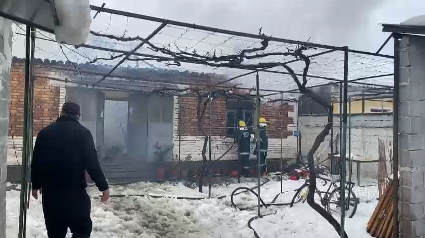 Zjarr në një banesë në Pojan, shkak bombola e gazit (VIDEO)