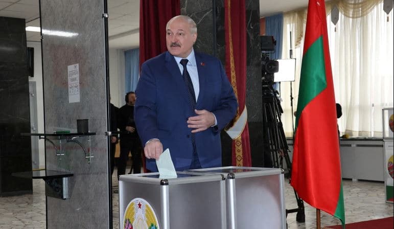 Referendumi/ Bjellorusia heq dorë nga statusi neutral, rikthen armët bërthamore