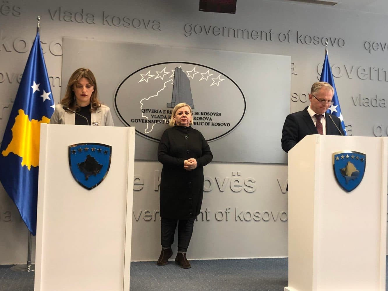  Lirimi i serbëve që u arrestuan me emblema të UÇK-së në Prishtinë/ Haxhiu: Njëri nga ta komunikonte me Rusinë
