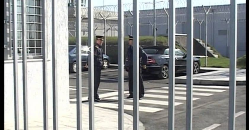 Kontroll në burgun e Fierit, gjenden mjete prerëse dhe telefon