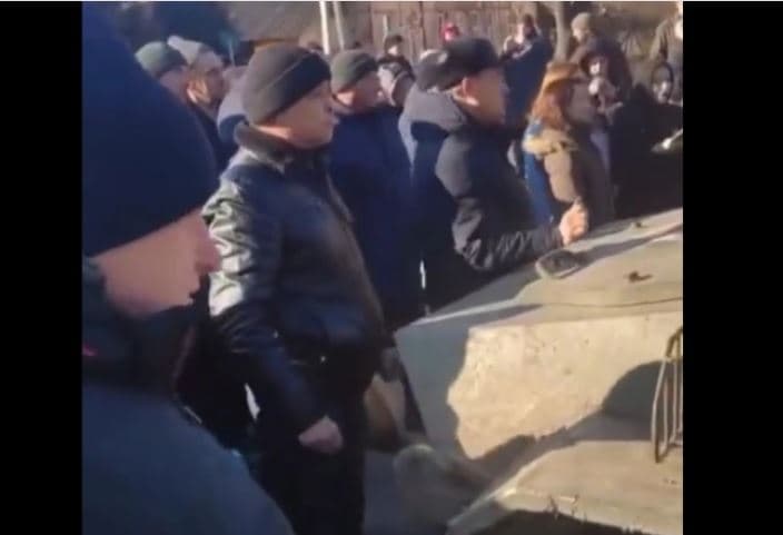 Ukrainë, banorët e Kharkovit qëndrojnë para tankeve ruse dhe këndojnë himnin kombëtar