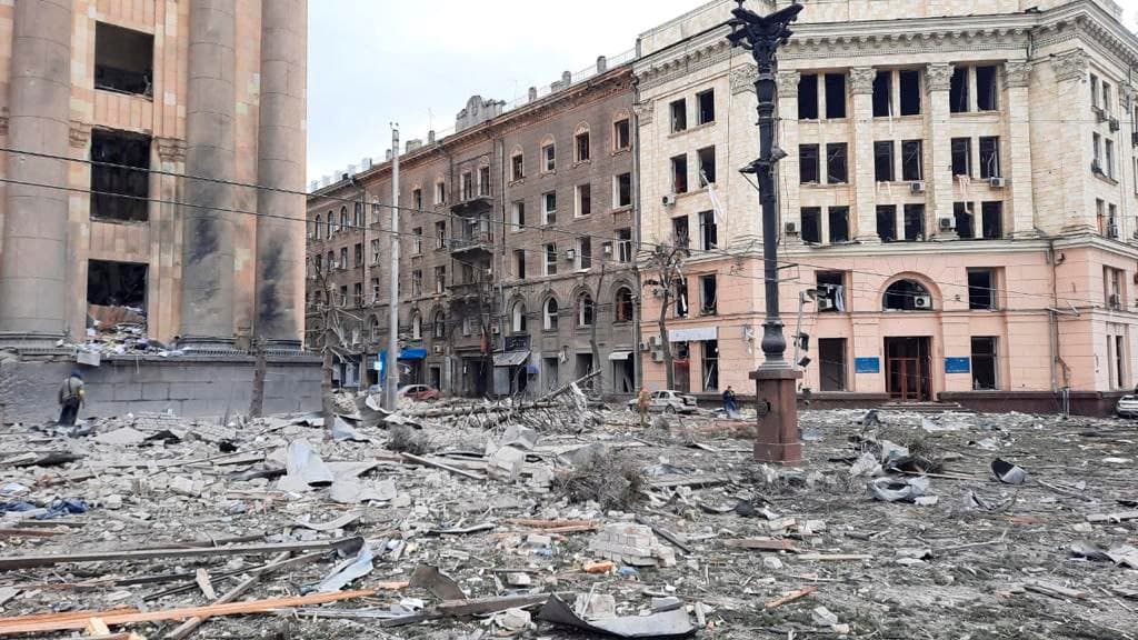 Ndërtesa qeveritare kthehet në rrënoja/ 6 të plagosur në Ukrainë, mes tyre fëmijë