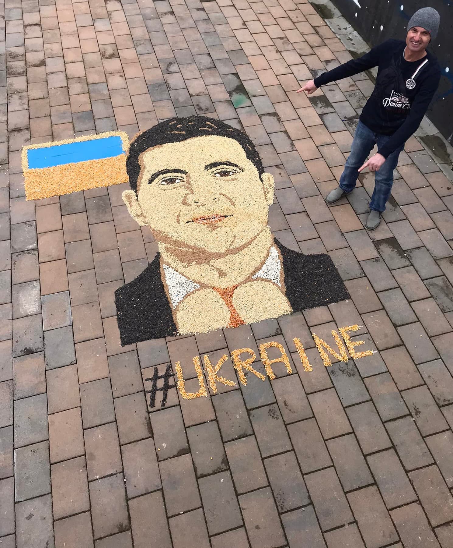 Mozaik me fara e drithëra/ Artisti Pozhegu ndërton portretin e presidentit Zelenskyy