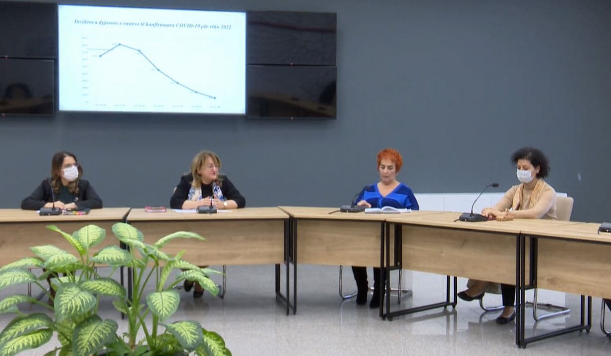 “Hiqet ora policore”, Komiteti i Ekspertëve: Kemi ulje të infektimeve, duhet më shumë punë për vaksinimet (VIDEO)