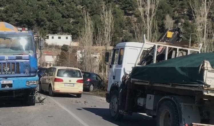 Video/ Makina përplaset me betonierën në aksin Lezhë-Shëngjin, plagoset një person