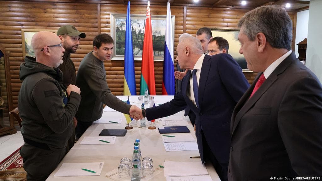 Negociatat/ Ukraina kërkon armëpushim dhe hapje korridoresh humanitare