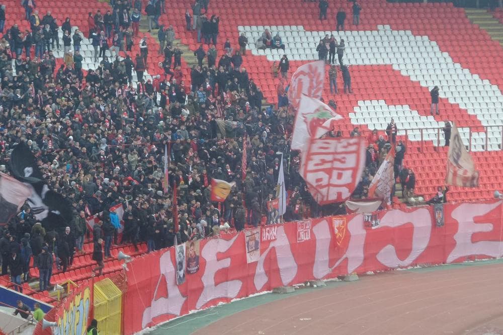 Lufta në Ukrainë, tifozët serbë këndojnë në kor në mbështetje të Rusisë (VIDEO)